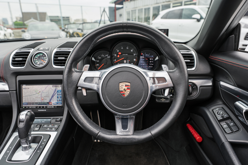 ポルシェ ボクスター(Type981) ﾍﾞｰｽｸﾞﾚｰﾄﾞ ｽﾎﾟｰﾂｸﾛﾉPKG　ﾌﾞﾗｯｸﾚｻﾞｰｲﾝﾃﾘｱ ｼｰﾄﾋｰﾀｰ&ﾍﾞﾝﾁﾚｰﾀｰ ﾚｯﾄﾞｿﾌﾄﾄｯﾌﾟ ﾅﾋﾞTV ｽﾎﾟｰﾂﾃﾞｻﾞｲﾝｽﾃｱﾘﾝｸﾞ PDLS ﾎﾞｸｽﾀｰ18ｲﾝﾁAW　2年保証