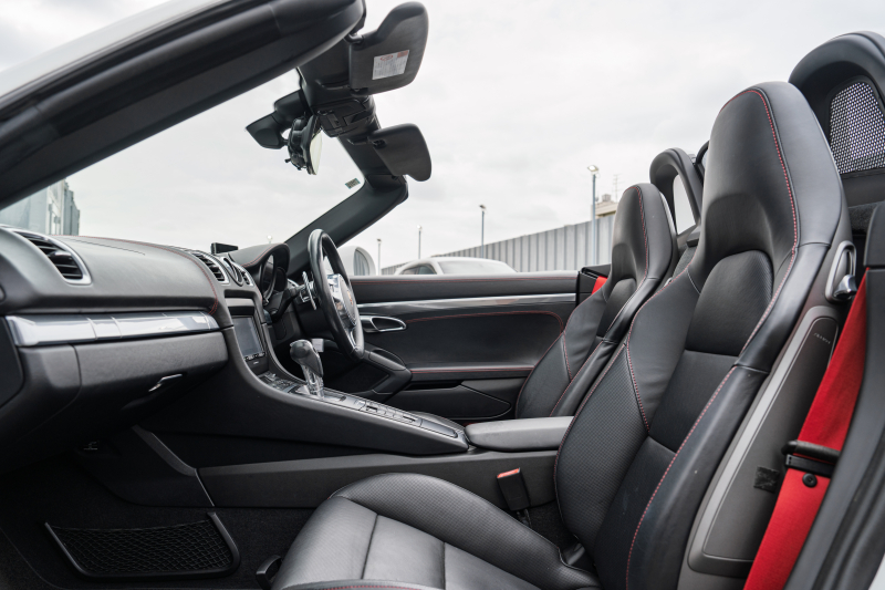 ポルシェ ボクスター(Type981) ﾍﾞｰｽｸﾞﾚｰﾄﾞ ｽﾎﾟｰﾂｸﾛﾉPKG　ﾌﾞﾗｯｸﾚｻﾞｰｲﾝﾃﾘｱ ｼｰﾄﾋｰﾀｰ&ﾍﾞﾝﾁﾚｰﾀｰ ﾚｯﾄﾞｿﾌﾄﾄｯﾌﾟ ﾅﾋﾞTV ｽﾎﾟｰﾂﾃﾞｻﾞｲﾝｽﾃｱﾘﾝｸﾞ PDLS ﾎﾞｸｽﾀｰ18ｲﾝﾁAW　2年保証