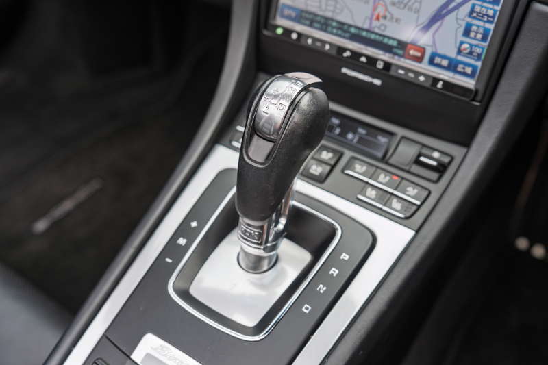 ポルシェ ボクスター(Type981) ﾍﾞｰｽｸﾞﾚｰﾄﾞ ｽﾎﾟｰﾂｸﾛﾉPKG　ﾌﾞﾗｯｸﾚｻﾞｰｲﾝﾃﾘｱ ｼｰﾄﾋｰﾀｰ&ﾍﾞﾝﾁﾚｰﾀｰ ﾚｯﾄﾞｿﾌﾄﾄｯﾌﾟ ﾅﾋﾞTV ｽﾎﾟｰﾂﾃﾞｻﾞｲﾝｽﾃｱﾘﾝｸﾞ PDLS ﾎﾞｸｽﾀｰ18ｲﾝﾁAW　2年保証