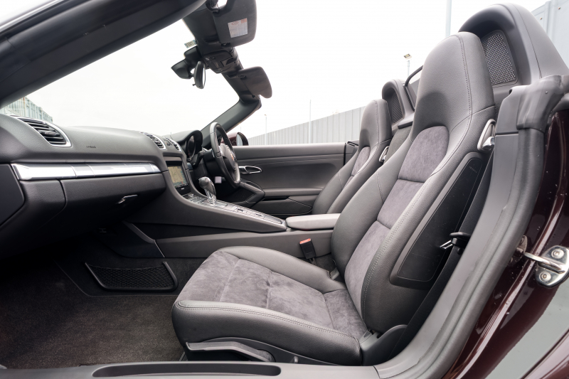 ポルシェ ボクスター(Type981) ﾍﾞｰｽｸﾞﾚｰﾄﾞ　2013年ﾓﾃﾞﾙ 1ｵｰﾅｰ ﾌﾞﾗｯｸﾚｻﾞｰｼｰﾄ ｼｰﾄﾋｰﾀｰ ﾌﾞﾗｳﾝｿﾌﾄﾄｯﾌﾟ ﾅﾋﾞTV PDLS ﾊﾟｰｸｱｼｽﾄ 電動ﾄﾞｱﾐﾗｰ ﾎﾞｸｽﾀｰ18ｲﾝﾁAW　2年保証