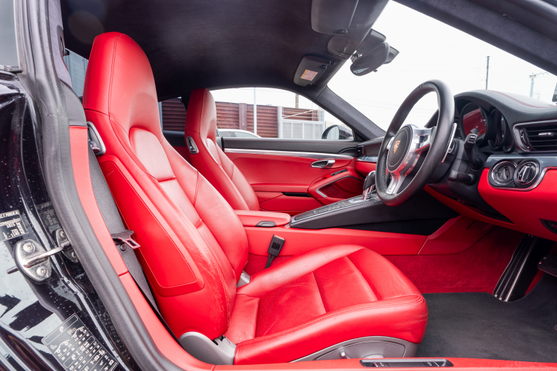 ポルシェ 911(Type991.1) ｶﾚﾗ　MY16  ﾌﾞﾗｯｸ/ﾎﾞﾙﾄﾞｰﾚｯﾄﾞﾂｰﾄﾝｲﾝﾃﾘｱ ﾅﾋﾞTV ｽﾎﾟｰﾂｴｸﾞｿﾞｰｽﾄ ｽﾎﾟｰﾂﾃﾞｻﾞｲﾝｽﾃｱﾘﾝｸﾞ 電格ﾐﾗｰ ｷｾﾉﾝ ｵｰﾄｴｱｺﾝ TPM ｶﾚﾗ19ｲﾝﾁAW 　2年保証