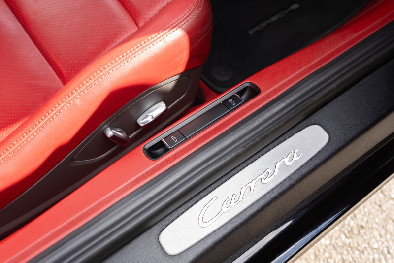 ポルシェ 911(Type991.1) ｶﾚﾗ　MY16  ﾌﾞﾗｯｸ/ﾎﾞﾙﾄﾞｰﾚｯﾄﾞﾂｰﾄﾝｲﾝﾃﾘｱ ﾅﾋﾞTV ｽﾎﾟｰﾂｴｸﾞｿﾞｰｽﾄ ｽﾎﾟｰﾂﾃﾞｻﾞｲﾝｽﾃｱﾘﾝｸﾞ 電格ﾐﾗｰ ｷｾﾉﾝ ｵｰﾄｴｱｺﾝ TPM ｶﾚﾗ19ｲﾝﾁAW 　2年保証