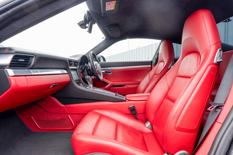 ポルシェ 911(Type991.1) ｶﾚﾗ　MY16  ﾌﾞﾗｯｸ/ﾎﾞﾙﾄﾞｰﾚｯﾄﾞﾂｰﾄﾝｲﾝﾃﾘｱ ﾅﾋﾞTV ｽﾎﾟｰﾂｴｸﾞｿﾞｰｽﾄ ｽﾎﾟｰﾂﾃﾞｻﾞｲﾝｽﾃｱﾘﾝｸﾞ 電格ﾐﾗｰ ｷｾﾉﾝ ｵｰﾄｴｱｺﾝ TPM ｶﾚﾗ19ｲﾝﾁAW 　2年保証