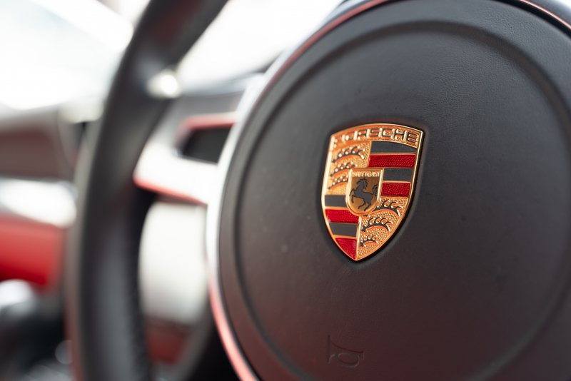 ポルシェ 911(Type991.1) ｶﾚﾗ　MY16  ﾌﾞﾗｯｸ/ﾎﾞﾙﾄﾞｰﾚｯﾄﾞﾂｰﾄﾝｲﾝﾃﾘｱ ﾅﾋﾞTV ｽﾎﾟｰﾂｴｸﾞｿﾞｰｽﾄ ｽﾎﾟｰﾂﾃﾞｻﾞｲﾝｽﾃｱﾘﾝｸﾞ 電格ﾐﾗｰ ｷｾﾉﾝ ｵｰﾄｴｱｺﾝ TPM ｶﾚﾗ19ｲﾝﾁAW 　2年保証