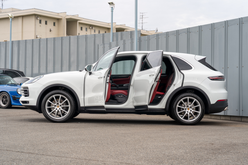 ポルシェ カイエン ﾍﾞｰｽｸﾞﾚｰﾄﾞ　ﾌﾞﾗｯｸ/ﾎﾞﾙﾄﾞｰﾚｯﾄﾞﾂｰﾄﾝｲﾝﾃ ﾊﾟﾉﾗﾏSR PCMﾅﾋﾞ CarPlay ｴﾝﾄﾘｰﾄﾞﾗｲﾌﾞ ACC ｱﾗｳﾝﾄﾞﾋﾞｭｰ TPM ｶｲｴﾝﾃﾞｻﾞｲﾝ20AW　2年保証