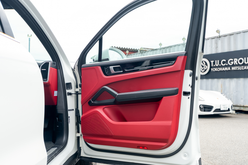 ポルシェ カイエン ﾍﾞｰｽｸﾞﾚｰﾄﾞ　ﾌﾞﾗｯｸ/ﾎﾞﾙﾄﾞｰﾚｯﾄﾞﾂｰﾄﾝｲﾝﾃ ﾊﾟﾉﾗﾏSR PCMﾅﾋﾞ CarPlay ｴﾝﾄﾘｰﾄﾞﾗｲﾌﾞ ACC ｱﾗｳﾝﾄﾞﾋﾞｭｰ TPM ｶｲｴﾝﾃﾞｻﾞｲﾝ20AW　2年保証