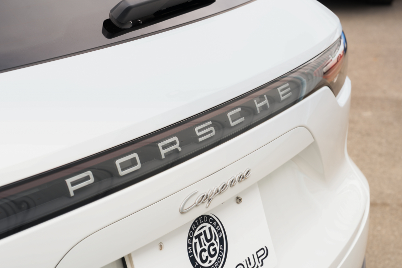 ポルシェ カイエン ﾍﾞｰｽｸﾞﾚｰﾄﾞ　ﾌﾞﾗｯｸ/ﾎﾞﾙﾄﾞｰﾚｯﾄﾞﾂｰﾄﾝｲﾝﾃ ﾊﾟﾉﾗﾏSR PCMﾅﾋﾞ CarPlay ｴﾝﾄﾘｰﾄﾞﾗｲﾌﾞ ACC ｱﾗｳﾝﾄﾞﾋﾞｭｰ TPM ｶｲｴﾝﾃﾞｻﾞｲﾝ20AW　2年保証