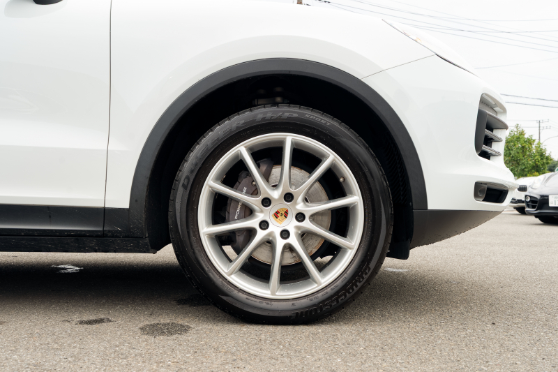 ポルシェ カイエン ﾍﾞｰｽｸﾞﾚｰﾄﾞ　ﾌﾞﾗｯｸ/ﾎﾞﾙﾄﾞｰﾚｯﾄﾞﾂｰﾄﾝｲﾝﾃ ﾊﾟﾉﾗﾏSR PCMﾅﾋﾞ CarPlay ｴﾝﾄﾘｰﾄﾞﾗｲﾌﾞ ACC ｱﾗｳﾝﾄﾞﾋﾞｭｰ TPM ｶｲｴﾝﾃﾞｻﾞｲﾝ20AW　2年保証