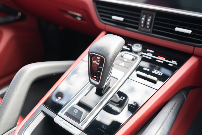 ポルシェ カイエン ﾍﾞｰｽｸﾞﾚｰﾄﾞ　ﾌﾞﾗｯｸ/ﾎﾞﾙﾄﾞｰﾚｯﾄﾞﾂｰﾄﾝｲﾝﾃ ﾊﾟﾉﾗﾏSR PCMﾅﾋﾞ CarPlay ｴﾝﾄﾘｰﾄﾞﾗｲﾌﾞ ACC ｱﾗｳﾝﾄﾞﾋﾞｭｰ TPM ｶｲｴﾝﾃﾞｻﾞｲﾝ20AW　2年保証