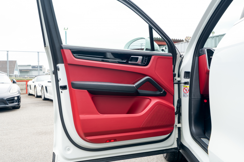 ポルシェ カイエン ﾍﾞｰｽｸﾞﾚｰﾄﾞ　ﾌﾞﾗｯｸ/ﾎﾞﾙﾄﾞｰﾚｯﾄﾞﾂｰﾄﾝｲﾝﾃ ﾊﾟﾉﾗﾏSR PCMﾅﾋﾞ CarPlay ｴﾝﾄﾘｰﾄﾞﾗｲﾌﾞ ACC ｱﾗｳﾝﾄﾞﾋﾞｭｰ TPM ｶｲｴﾝﾃﾞｻﾞｲﾝ20AW　2年保証