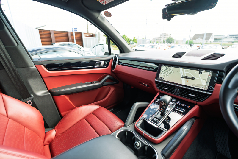 ポルシェ カイエン ﾍﾞｰｽｸﾞﾚｰﾄﾞ　ﾌﾞﾗｯｸ/ﾎﾞﾙﾄﾞｰﾚｯﾄﾞﾂｰﾄﾝｲﾝﾃ ﾊﾟﾉﾗﾏSR PCMﾅﾋﾞ CarPlay ｴﾝﾄﾘｰﾄﾞﾗｲﾌﾞ ACC ｱﾗｳﾝﾄﾞﾋﾞｭｰ TPM ｶｲｴﾝﾃﾞｻﾞｲﾝ20AW　2年保証