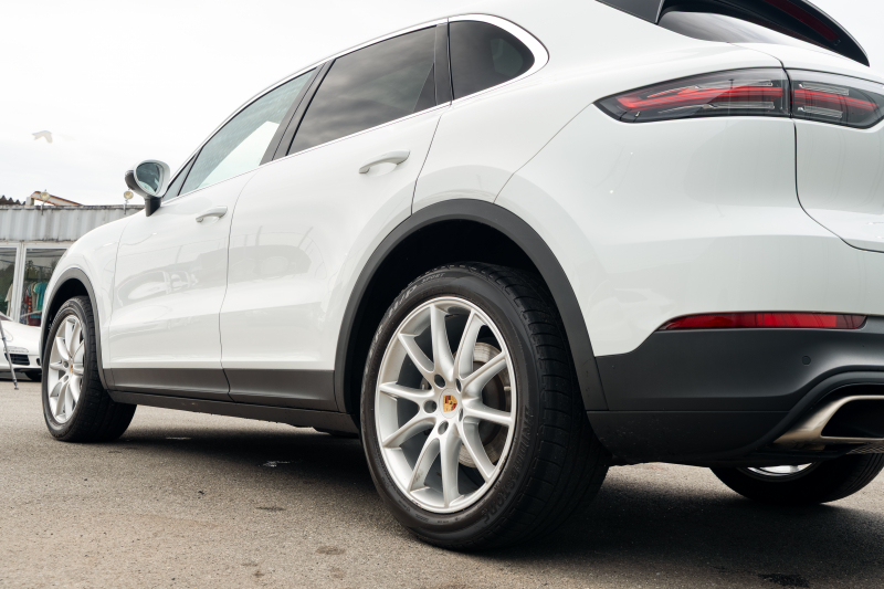 ポルシェ カイエン ﾍﾞｰｽｸﾞﾚｰﾄﾞ　ﾌﾞﾗｯｸ/ﾎﾞﾙﾄﾞｰﾚｯﾄﾞﾂｰﾄﾝｲﾝﾃ ﾊﾟﾉﾗﾏSR PCMﾅﾋﾞ CarPlay ｴﾝﾄﾘｰﾄﾞﾗｲﾌﾞ ACC ｱﾗｳﾝﾄﾞﾋﾞｭｰ TPM ｶｲｴﾝﾃﾞｻﾞｲﾝ20AW　2年保証