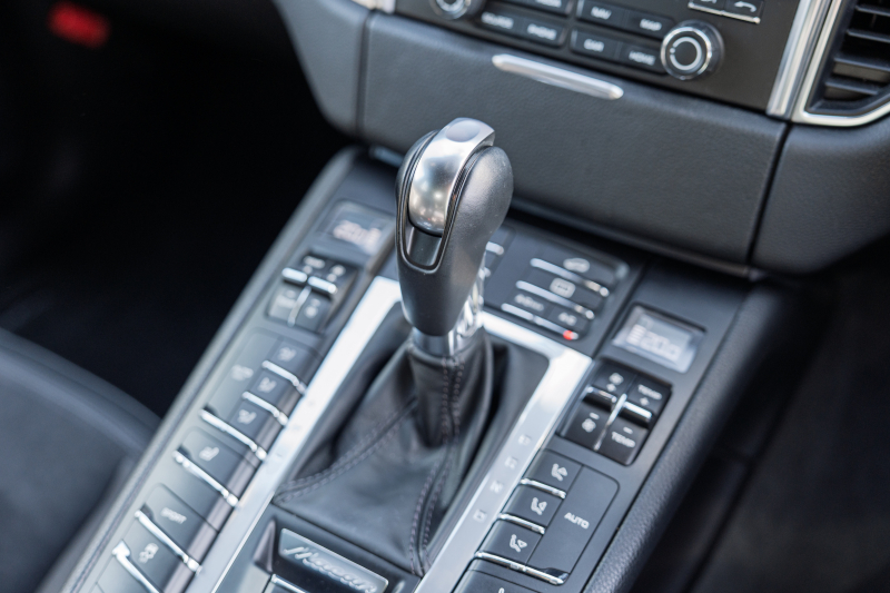 ポルシェ マカン ﾍﾞｰｽｸﾞﾚｰﾄﾞ　ﾌﾞﾗｯｸﾊｰﾌﾚｻﾞｰｼｰﾄ ｼｰﾄﾋｰﾀｰ PCMﾅﾋﾞ ﾌﾙｾｸﾞTV AppleCarPlay PDLS ﾊﾟｰｸｱｼｽﾄ TPM ｵｰﾄﾃｰﾙｹﾞｰﾄ LDW ｶﾗｰｸﾚｽﾄｷｬｯﾌﾟ ﾏｶﾝS19ｲﾝﾁAW　2年保証