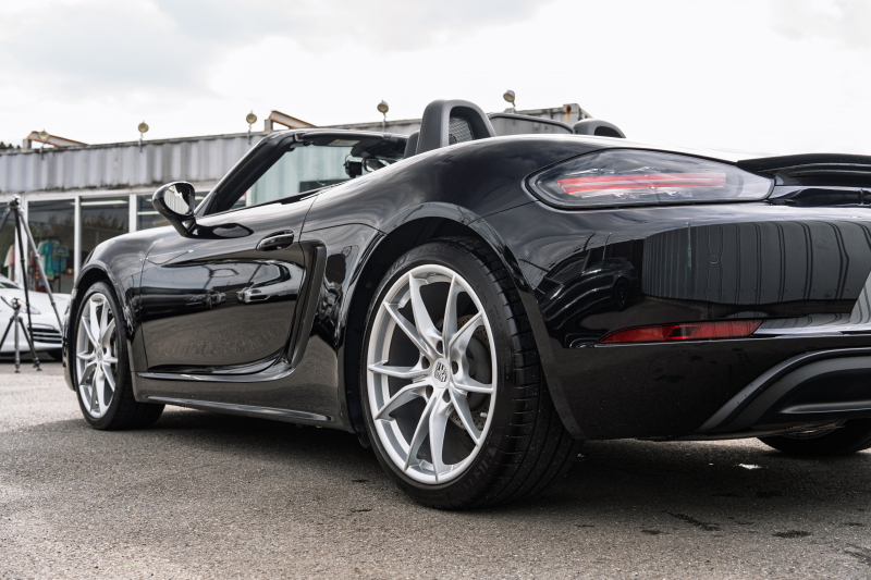 ポルシェ 718 ボクスター ﾍﾞｰｽｸﾞﾚｰﾄﾞ ｽﾎﾟｰﾂｸﾛﾉPKG　ﾌﾞﾗｯｸﾊｰﾌﾚｻﾞｰｼｰﾄ ﾌﾞﾗｯｸｿﾌﾄﾄｯﾌﾟ PCMﾅﾋﾞ CarPlay ｽﾎﾟｰﾂｴｸﾞｿﾞｰｽﾄ PDLS+/LEDﾗｲﾄ ｵｰﾄｴｱｺﾝ TPM ﾊﾟｰｸｱｼｽﾄ 電格ﾐﾗｰ ｶﾚﾗS20ｲﾝﾁAW　2年保証