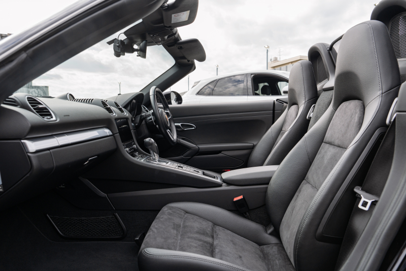 ポルシェ 718 ボクスター ﾍﾞｰｽｸﾞﾚｰﾄﾞ ｽﾎﾟｰﾂｸﾛﾉPKG　ﾌﾞﾗｯｸﾊｰﾌﾚｻﾞｰｼｰﾄ ﾌﾞﾗｯｸｿﾌﾄﾄｯﾌﾟ PCMﾅﾋﾞ CarPlay ｽﾎﾟｰﾂｴｸﾞｿﾞｰｽﾄ PDLS+/LEDﾗｲﾄ ｵｰﾄｴｱｺﾝ TPM ﾊﾟｰｸｱｼｽﾄ 電格ﾐﾗｰ ｶﾚﾗS20ｲﾝﾁAW　2年保証