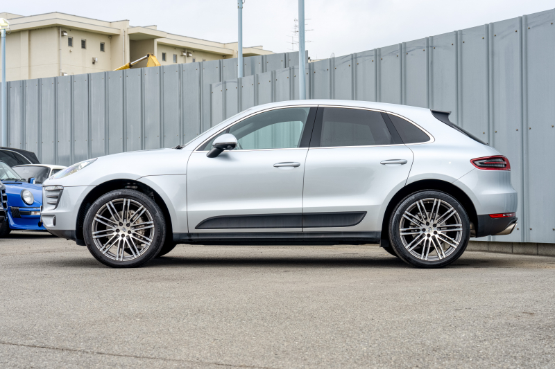 ポルシェ マカン S ｽﾎﾟｰﾂｸﾛﾉPKG　ﾌﾞﾗｯｸﾚｻﾞｰｼｰﾄ ｼｰﾄﾋｰﾀｰ PCMﾅﾋﾞ AppleCarPlay ACC PDLS ﾚｰﾝﾃﾞｨﾊﾟｰﾁｬｰﾜｰﾆﾝｸﾞ TPM ﾏｶﾝS18ｲﾝﾁAW　2年保証