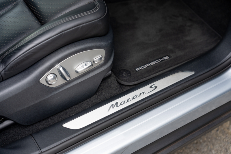 ポルシェ マカン S ｽﾎﾟｰﾂｸﾛﾉPKG　ﾌﾞﾗｯｸﾚｻﾞｰｼｰﾄ ｼｰﾄﾋｰﾀｰ PCMﾅﾋﾞ AppleCarPlay ACC PDLS ﾚｰﾝﾃﾞｨﾊﾟｰﾁｬｰﾜｰﾆﾝｸﾞ TPM ﾏｶﾝS18ｲﾝﾁAW　2年保証