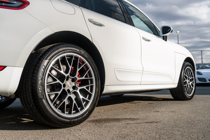 ポルシェ マカン ﾀｰﾎﾞ ｽﾎﾟｰﾂｸﾛﾉPKG　ﾂｰﾄﾝﾚｻﾞｰｲﾝﾃﾘｱ(ｶﾞｰﾈｯﾄﾚｯﾄﾞ/ﾌﾞﾗｯｸ) ｱﾀﾞﾌﾟﾃｨﾌﾞｽﾎﾟｰﾂｼｰﾄ ﾍﾞﾝﾁﾚｰﾀｰ ﾊﾟﾉﾗﾏｻﾝﾙｰﾌ ﾅﾋﾞTV PASM/ｴｱｻｽ ｴﾝﾄﾘｰﾄﾞﾗｲﾌﾞ RSｽﾊﾟｲﾀﾞｰ20ｲﾝﾁAW　2年保証