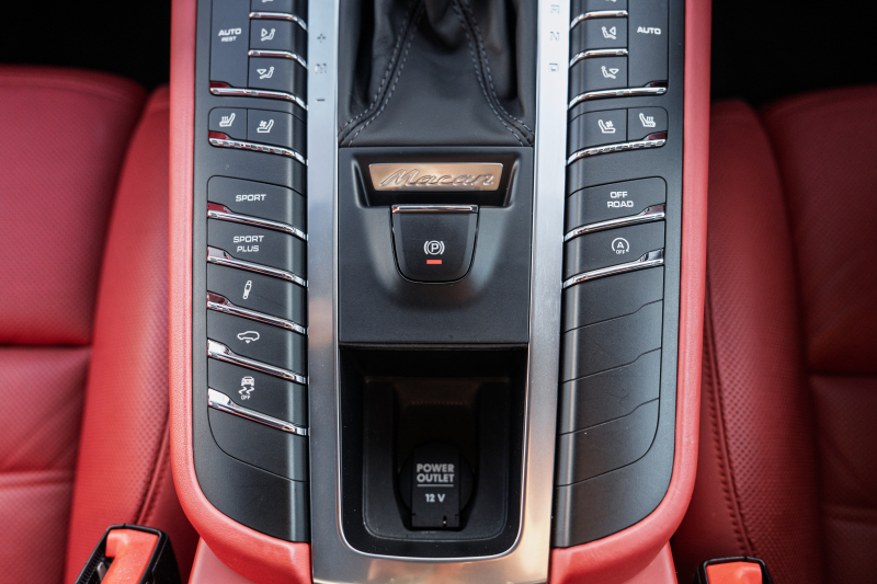 ポルシェ マカン ﾀｰﾎﾞ ｽﾎﾟｰﾂｸﾛﾉPKG　ﾂｰﾄﾝﾚｻﾞｰｲﾝﾃﾘｱ(ｶﾞｰﾈｯﾄﾚｯﾄﾞ/ﾌﾞﾗｯｸ) ｱﾀﾞﾌﾟﾃｨﾌﾞｽﾎﾟｰﾂｼｰﾄ ﾍﾞﾝﾁﾚｰﾀｰ ﾊﾟﾉﾗﾏｻﾝﾙｰﾌ ﾅﾋﾞTV PASM/ｴｱｻｽ ｴﾝﾄﾘｰﾄﾞﾗｲﾌﾞ RSｽﾊﾟｲﾀﾞｰ20ｲﾝﾁAW　2年保証