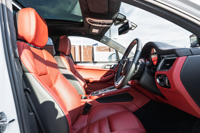 ポルシェ マカン ﾀｰﾎﾞ ｽﾎﾟｰﾂｸﾛﾉPKG　ﾂｰﾄﾝﾚｻﾞｰｲﾝﾃﾘｱ(ｶﾞｰﾈｯﾄﾚｯﾄﾞ/ﾌﾞﾗｯｸ) ｱﾀﾞﾌﾟﾃｨﾌﾞｽﾎﾟｰﾂｼｰﾄ ﾍﾞﾝﾁﾚｰﾀｰ ﾊﾟﾉﾗﾏｻﾝﾙｰﾌ ﾅﾋﾞTV PASM/ｴｱｻｽ ｴﾝﾄﾘｰﾄﾞﾗｲﾌﾞ RSｽﾊﾟｲﾀﾞｰ20ｲﾝﾁAW　2年保証