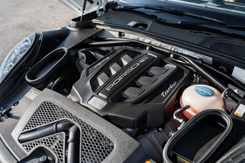 ポルシェ マカン ﾀｰﾎﾞ ｽﾎﾟｰﾂｸﾛﾉPKG　ﾂｰﾄﾝﾚｻﾞｰｲﾝﾃﾘｱ(ｶﾞｰﾈｯﾄﾚｯﾄﾞ/ﾌﾞﾗｯｸ) ｱﾀﾞﾌﾟﾃｨﾌﾞｽﾎﾟｰﾂｼｰﾄ ﾍﾞﾝﾁﾚｰﾀｰ ﾊﾟﾉﾗﾏｻﾝﾙｰﾌ ﾅﾋﾞTV PASM/ｴｱｻｽ ｴﾝﾄﾘｰﾄﾞﾗｲﾌﾞ RSｽﾊﾟｲﾀﾞｰ20ｲﾝﾁAW　2年保証