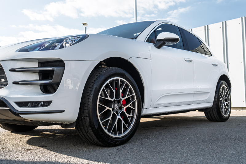 ポルシェ マカン ﾀｰﾎﾞ ｽﾎﾟｰﾂｸﾛﾉPKG　ﾂｰﾄﾝﾚｻﾞｰｲﾝﾃﾘｱ(ｶﾞｰﾈｯﾄﾚｯﾄﾞ/ﾌﾞﾗｯｸ) ｱﾀﾞﾌﾟﾃｨﾌﾞｽﾎﾟｰﾂｼｰﾄ ﾍﾞﾝﾁﾚｰﾀｰ ﾊﾟﾉﾗﾏｻﾝﾙｰﾌ ﾅﾋﾞTV PASM/ｴｱｻｽ ｴﾝﾄﾘｰﾄﾞﾗｲﾌﾞ RSｽﾊﾟｲﾀﾞｰ20ｲﾝﾁAW　2年保証