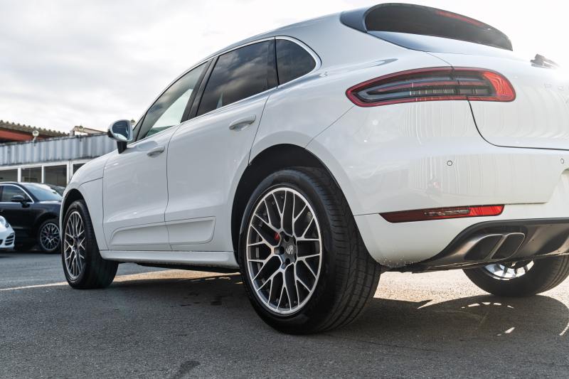 ポルシェ マカン ﾀｰﾎﾞ ｽﾎﾟｰﾂｸﾛﾉPKG　ﾂｰﾄﾝﾚｻﾞｰｲﾝﾃﾘｱ(ｶﾞｰﾈｯﾄﾚｯﾄﾞ/ﾌﾞﾗｯｸ) ｱﾀﾞﾌﾟﾃｨﾌﾞｽﾎﾟｰﾂｼｰﾄ ﾍﾞﾝﾁﾚｰﾀｰ ﾊﾟﾉﾗﾏｻﾝﾙｰﾌ ﾅﾋﾞTV PASM/ｴｱｻｽ ｴﾝﾄﾘｰﾄﾞﾗｲﾌﾞ RSｽﾊﾟｲﾀﾞｰ20ｲﾝﾁAW　2年保証