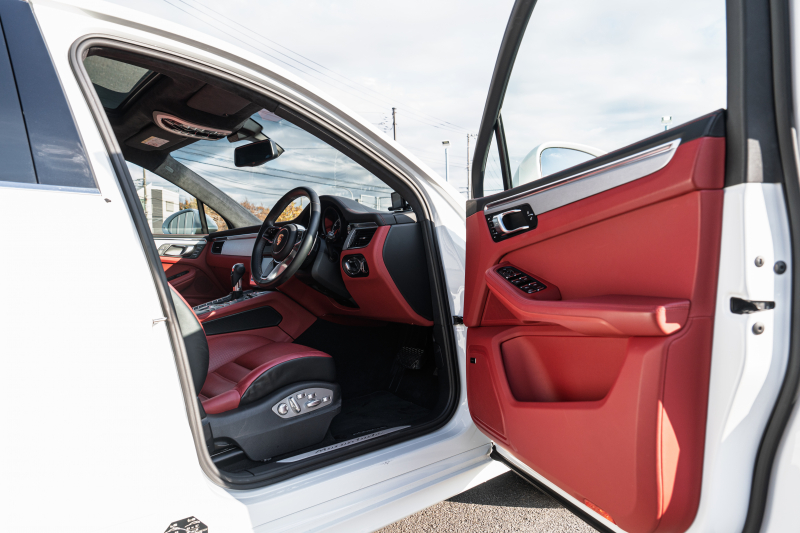 ポルシェ マカン ﾀｰﾎﾞ ｽﾎﾟｰﾂｸﾛﾉPKG　ﾂｰﾄﾝﾚｻﾞｰｲﾝﾃﾘｱ(ｶﾞｰﾈｯﾄﾚｯﾄﾞ/ﾌﾞﾗｯｸ) ｱﾀﾞﾌﾟﾃｨﾌﾞｽﾎﾟｰﾂｼｰﾄ ﾍﾞﾝﾁﾚｰﾀｰ ﾊﾟﾉﾗﾏｻﾝﾙｰﾌ ﾅﾋﾞTV PASM/ｴｱｻｽ ｴﾝﾄﾘｰﾄﾞﾗｲﾌﾞ RSｽﾊﾟｲﾀﾞｰ20ｲﾝﾁAW　2年保証