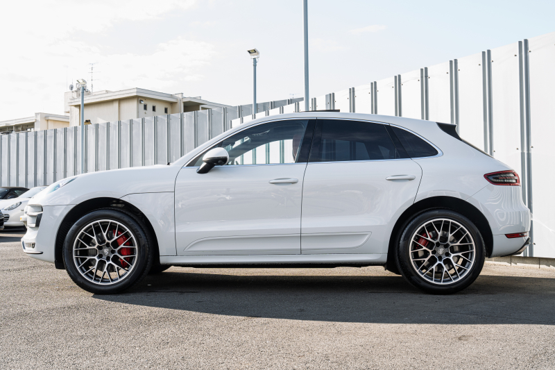 ポルシェ マカン ﾀｰﾎﾞ ｽﾎﾟｰﾂｸﾛﾉPKG　ﾂｰﾄﾝﾚｻﾞｰｲﾝﾃﾘｱ(ｶﾞｰﾈｯﾄﾚｯﾄﾞ/ﾌﾞﾗｯｸ) ｱﾀﾞﾌﾟﾃｨﾌﾞｽﾎﾟｰﾂｼｰﾄ ﾍﾞﾝﾁﾚｰﾀｰ ﾊﾟﾉﾗﾏｻﾝﾙｰﾌ ﾅﾋﾞTV PASM/ｴｱｻｽ ｴﾝﾄﾘｰﾄﾞﾗｲﾌﾞ RSｽﾊﾟｲﾀﾞｰ20ｲﾝﾁAW　2年保証