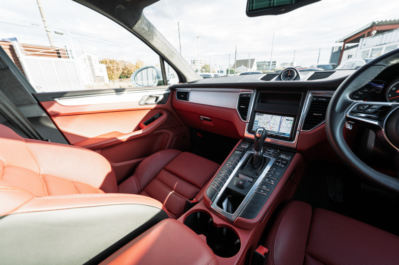 ポルシェ マカン ﾀｰﾎﾞ ｽﾎﾟｰﾂｸﾛﾉPKG　ﾂｰﾄﾝﾚｻﾞｰｲﾝﾃﾘｱ(ｶﾞｰﾈｯﾄﾚｯﾄﾞ/ﾌﾞﾗｯｸ) ｱﾀﾞﾌﾟﾃｨﾌﾞｽﾎﾟｰﾂｼｰﾄ ﾍﾞﾝﾁﾚｰﾀｰ ﾊﾟﾉﾗﾏｻﾝﾙｰﾌ ﾅﾋﾞTV PASM/ｴｱｻｽ ｴﾝﾄﾘｰﾄﾞﾗｲﾌﾞ RSｽﾊﾟｲﾀﾞｰ20ｲﾝﾁAW　2年保証