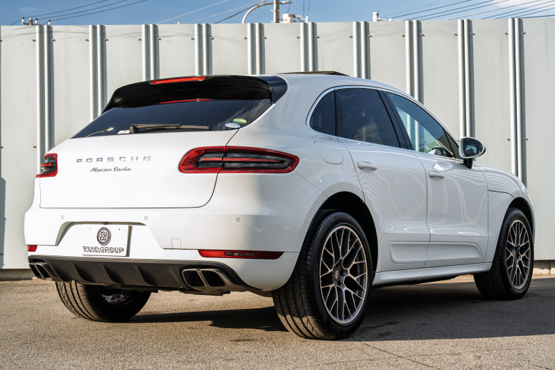 ポルシェ マカン ﾀｰﾎﾞ ｽﾎﾟｰﾂｸﾛﾉPKG　ﾂｰﾄﾝﾚｻﾞｰｲﾝﾃﾘｱ(ｶﾞｰﾈｯﾄﾚｯﾄﾞ/ﾌﾞﾗｯｸ) ｱﾀﾞﾌﾟﾃｨﾌﾞｽﾎﾟｰﾂｼｰﾄ ﾍﾞﾝﾁﾚｰﾀｰ ﾊﾟﾉﾗﾏｻﾝﾙｰﾌ ﾅﾋﾞTV PASM/ｴｱｻｽ ｴﾝﾄﾘｰﾄﾞﾗｲﾌﾞ RSｽﾊﾟｲﾀﾞｰ20ｲﾝﾁAW　2年保証