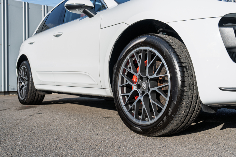 ポルシェ マカン ﾀｰﾎﾞ ｽﾎﾟｰﾂｸﾛﾉPKG　ﾂｰﾄﾝﾚｻﾞｰｲﾝﾃﾘｱ(ｶﾞｰﾈｯﾄﾚｯﾄﾞ/ﾌﾞﾗｯｸ) ｱﾀﾞﾌﾟﾃｨﾌﾞｽﾎﾟｰﾂｼｰﾄ ﾍﾞﾝﾁﾚｰﾀｰ ﾊﾟﾉﾗﾏｻﾝﾙｰﾌ ﾅﾋﾞTV PASM/ｴｱｻｽ ｴﾝﾄﾘｰﾄﾞﾗｲﾌﾞ RSｽﾊﾟｲﾀﾞｰ20ｲﾝﾁAW　2年保証