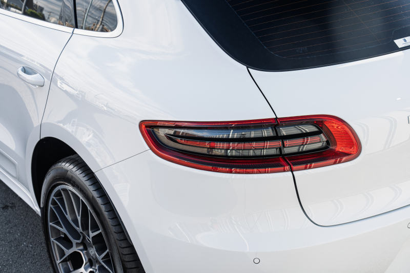 ポルシェ マカン ﾀｰﾎﾞ ｽﾎﾟｰﾂｸﾛﾉPKG　ﾂｰﾄﾝﾚｻﾞｰｲﾝﾃﾘｱ(ｶﾞｰﾈｯﾄﾚｯﾄﾞ/ﾌﾞﾗｯｸ) ｱﾀﾞﾌﾟﾃｨﾌﾞｽﾎﾟｰﾂｼｰﾄ ﾍﾞﾝﾁﾚｰﾀｰ ﾊﾟﾉﾗﾏｻﾝﾙｰﾌ ﾅﾋﾞTV PASM/ｴｱｻｽ ｴﾝﾄﾘｰﾄﾞﾗｲﾌﾞ RSｽﾊﾟｲﾀﾞｰ20ｲﾝﾁAW　2年保証