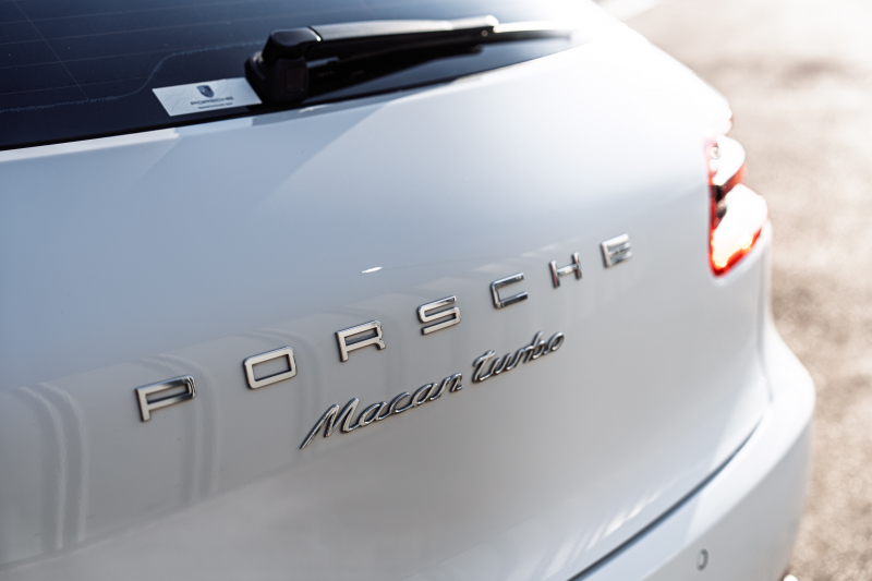 ポルシェ マカン ﾀｰﾎﾞ ｽﾎﾟｰﾂｸﾛﾉPKG　ﾂｰﾄﾝﾚｻﾞｰｲﾝﾃﾘｱ(ｶﾞｰﾈｯﾄﾚｯﾄﾞ/ﾌﾞﾗｯｸ) ｱﾀﾞﾌﾟﾃｨﾌﾞｽﾎﾟｰﾂｼｰﾄ ﾍﾞﾝﾁﾚｰﾀｰ ﾊﾟﾉﾗﾏｻﾝﾙｰﾌ ﾅﾋﾞTV PASM/ｴｱｻｽ ｴﾝﾄﾘｰﾄﾞﾗｲﾌﾞ RSｽﾊﾟｲﾀﾞｰ20ｲﾝﾁAW　2年保証