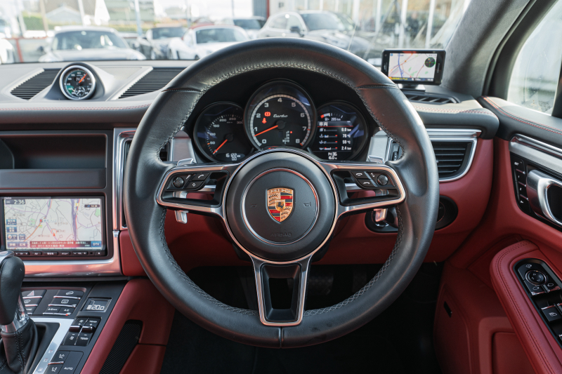 ポルシェ マカン ﾀｰﾎﾞ ｽﾎﾟｰﾂｸﾛﾉPKG　ﾂｰﾄﾝﾚｻﾞｰｲﾝﾃﾘｱ(ｶﾞｰﾈｯﾄﾚｯﾄﾞ/ﾌﾞﾗｯｸ) ｱﾀﾞﾌﾟﾃｨﾌﾞｽﾎﾟｰﾂｼｰﾄ ﾍﾞﾝﾁﾚｰﾀｰ ﾊﾟﾉﾗﾏｻﾝﾙｰﾌ ﾅﾋﾞTV PASM/ｴｱｻｽ ｴﾝﾄﾘｰﾄﾞﾗｲﾌﾞ RSｽﾊﾟｲﾀﾞｰ20ｲﾝﾁAW　2年保証