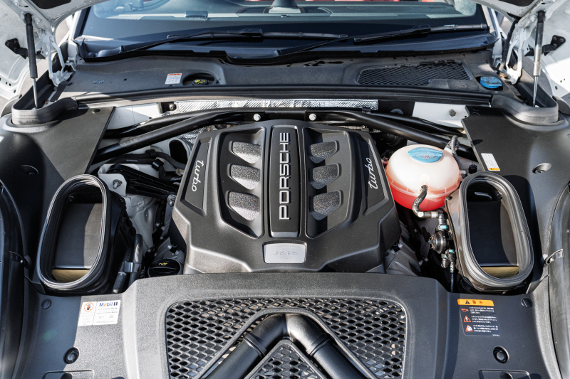 ポルシェ マカン ﾀｰﾎﾞ ｽﾎﾟｰﾂｸﾛﾉPKG　ﾂｰﾄﾝﾚｻﾞｰｲﾝﾃﾘｱ(ｶﾞｰﾈｯﾄﾚｯﾄﾞ/ﾌﾞﾗｯｸ) ｱﾀﾞﾌﾟﾃｨﾌﾞｽﾎﾟｰﾂｼｰﾄ ﾍﾞﾝﾁﾚｰﾀｰ ﾊﾟﾉﾗﾏｻﾝﾙｰﾌ ﾅﾋﾞTV PASM/ｴｱｻｽ ｴﾝﾄﾘｰﾄﾞﾗｲﾌﾞ RSｽﾊﾟｲﾀﾞｰ20ｲﾝﾁAW　2年保証