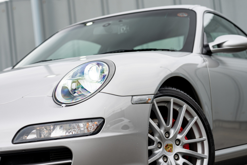 ポルシェ 911(Type997) ｶﾚﾗ4 ｽﾎﾟｰﾂｸﾛﾉPKG　ﾌﾞﾗｯｸﾚｻﾞｰｼｰﾄ ｼｰﾄﾋｰﾀｰ ﾅﾋﾞTV ｽﾎﾟｴｸﾞ PASM ｽﾎﾟｰﾂﾃﾞｻﾞｲﾝ19ｲﾝﾁAW ｷｾﾉﾝﾍｯﾄﾞﾗｲﾄ ｵｰﾄｴｱｺﾝ PSM F/Rﾌｫｸﾞ　2年保証