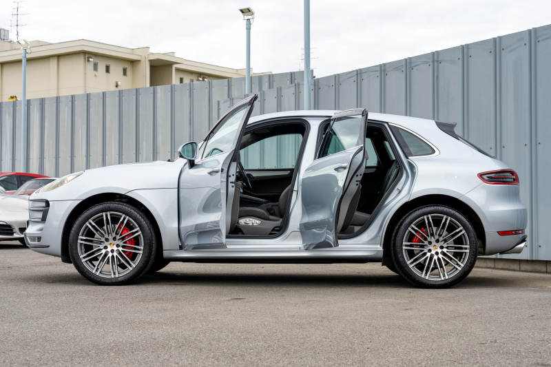 ポルシェ マカン ﾀｰﾎﾞ ｽﾎﾟｰﾂｸﾛﾉPKG　MY15 ｱﾀﾞﾌﾟﾃｨﾌﾞｽﾎﾟｰﾂｼｰﾄ AppleCarplay ｽﾎﾟｰﾂｴｸﾞｿﾞｰｽﾄ PASM/ｴｱｻｽ ｴﾝﾄﾘｰﾄﾞﾗｲﾌﾞ 911ﾀｰﾎﾞﾃﾞｻﾞｲﾝ21ｲﾝﾁAW　2年保証