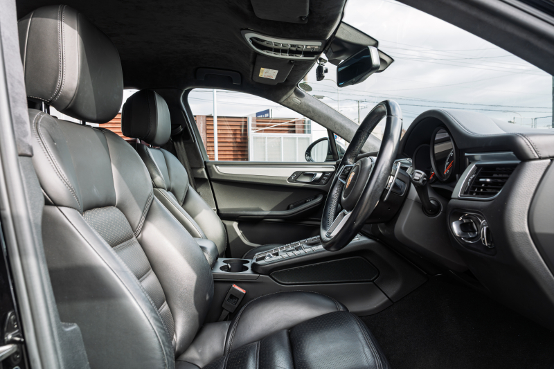 ポルシェ マカン ﾀｰﾎﾞ ｽﾎﾟｰﾂｸﾛﾉPKG　MY17 ﾌﾞﾗｯｸﾚｻﾞｰｼｰﾄ PCMﾅﾋﾞ LED/PDLS+ PASM ｴﾝﾄﾘｰﾄﾞﾗｲﾌﾞ BOSEｻｳﾝﾄﾞ ｸﾙｺﾝ ﾏｶﾝﾀｰﾎﾞ19ｲﾝﾁAW　2年保証