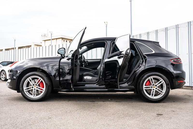 ポルシェ マカン ﾀｰﾎﾞ ｽﾎﾟｰﾂｸﾛﾉPKG　MY17 ﾌﾞﾗｯｸﾚｻﾞｰｼｰﾄ PCMﾅﾋﾞ LED/PDLS+ PASM ｴﾝﾄﾘｰﾄﾞﾗｲﾌﾞ BOSEｻｳﾝﾄﾞ ｸﾙｺﾝ ﾏｶﾝﾀｰﾎﾞ19ｲﾝﾁAW　2年保証