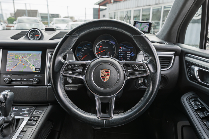 ポルシェ マカン ﾀｰﾎﾞ ｽﾎﾟｰﾂｸﾛﾉPKG　MY17 ﾌﾞﾗｯｸﾚｻﾞｰｼｰﾄ PCMﾅﾋﾞ LED/PDLS+ PASM ｴﾝﾄﾘｰﾄﾞﾗｲﾌﾞ BOSEｻｳﾝﾄﾞ ｸﾙｺﾝ ﾏｶﾝﾀｰﾎﾞ19ｲﾝﾁAW　2年保証