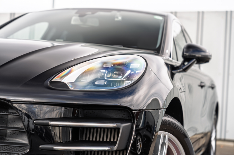 ポルシェ マカン ﾀｰﾎﾞ ｽﾎﾟｰﾂｸﾛﾉPKG　MY17 ﾌﾞﾗｯｸﾚｻﾞｰｼｰﾄ PCMﾅﾋﾞ LED/PDLS+ PASM ｴﾝﾄﾘｰﾄﾞﾗｲﾌﾞ BOSEｻｳﾝﾄﾞ ｸﾙｺﾝ ﾏｶﾝﾀｰﾎﾞ19ｲﾝﾁAW　2年保証