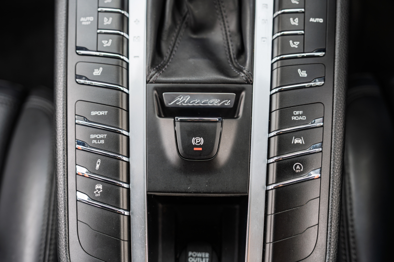 ポルシェ マカン ﾀｰﾎﾞ ｽﾎﾟｰﾂｸﾛﾉPKG　MY17 ﾌﾞﾗｯｸﾚｻﾞｰｼｰﾄ PCMﾅﾋﾞ LED/PDLS+ PASM ｴﾝﾄﾘｰﾄﾞﾗｲﾌﾞ BOSEｻｳﾝﾄﾞ ｸﾙｺﾝ ﾏｶﾝﾀｰﾎﾞ19ｲﾝﾁAW　2年保証