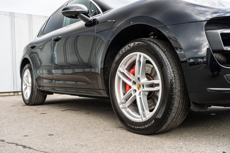 ポルシェ マカン ﾀｰﾎﾞ ｽﾎﾟｰﾂｸﾛﾉPKG　MY17 ﾌﾞﾗｯｸﾚｻﾞｰｼｰﾄ PCMﾅﾋﾞ LED/PDLS+ PASM ｴﾝﾄﾘｰﾄﾞﾗｲﾌﾞ BOSEｻｳﾝﾄﾞ ｸﾙｺﾝ ﾏｶﾝﾀｰﾎﾞ19ｲﾝﾁAW　2年保証