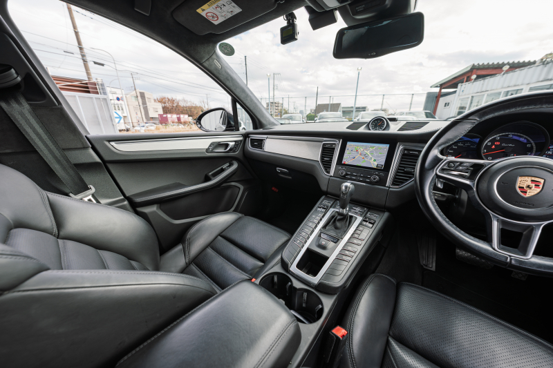 ポルシェ マカン ﾀｰﾎﾞ ｽﾎﾟｰﾂｸﾛﾉPKG　MY17 ﾌﾞﾗｯｸﾚｻﾞｰｼｰﾄ PCMﾅﾋﾞ LED/PDLS+ PASM ｴﾝﾄﾘｰﾄﾞﾗｲﾌﾞ BOSEｻｳﾝﾄﾞ ｸﾙｺﾝ ﾏｶﾝﾀｰﾎﾞ19ｲﾝﾁAW　2年保証