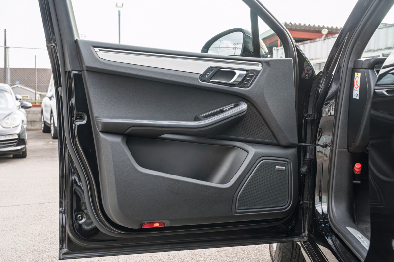 ポルシェ マカン ﾀｰﾎﾞ ｽﾎﾟｰﾂｸﾛﾉPKG　MY17 ﾌﾞﾗｯｸﾚｻﾞｰｼｰﾄ PCMﾅﾋﾞ LED/PDLS+ PASM ｴﾝﾄﾘｰﾄﾞﾗｲﾌﾞ BOSEｻｳﾝﾄﾞ ｸﾙｺﾝ ﾏｶﾝﾀｰﾎﾞ19ｲﾝﾁAW　2年保証