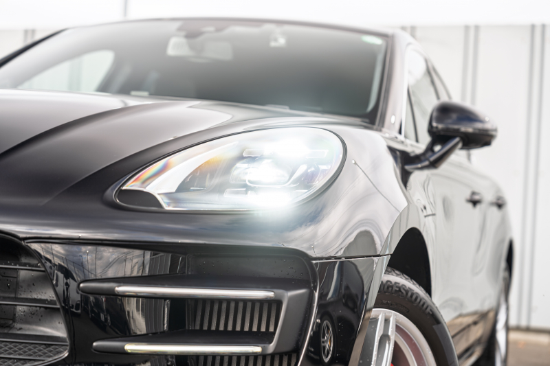 ポルシェ マカン ﾀｰﾎﾞ ｽﾎﾟｰﾂｸﾛﾉPKG　MY17 ﾌﾞﾗｯｸﾚｻﾞｰｼｰﾄ PCMﾅﾋﾞ LED/PDLS+ PASM ｴﾝﾄﾘｰﾄﾞﾗｲﾌﾞ BOSEｻｳﾝﾄﾞ ｸﾙｺﾝ ﾏｶﾝﾀｰﾎﾞ19ｲﾝﾁAW　2年保証