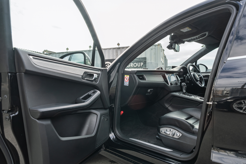 ポルシェ マカン ﾀｰﾎﾞ ｽﾎﾟｰﾂｸﾛﾉPKG　MY17 ﾌﾞﾗｯｸﾚｻﾞｰｼｰﾄ PCMﾅﾋﾞ LED/PDLS+ PASM ｴﾝﾄﾘｰﾄﾞﾗｲﾌﾞ BOSEｻｳﾝﾄﾞ ｸﾙｺﾝ ﾏｶﾝﾀｰﾎﾞ19ｲﾝﾁAW　2年保証