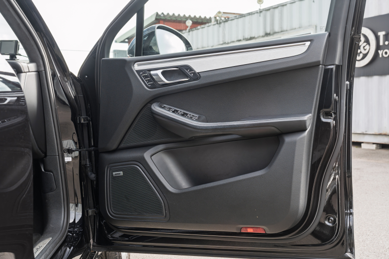 ポルシェ マカン ﾀｰﾎﾞ ｽﾎﾟｰﾂｸﾛﾉPKG　MY17 ﾌﾞﾗｯｸﾚｻﾞｰｼｰﾄ PCMﾅﾋﾞ LED/PDLS+ PASM ｴﾝﾄﾘｰﾄﾞﾗｲﾌﾞ BOSEｻｳﾝﾄﾞ ｸﾙｺﾝ ﾏｶﾝﾀｰﾎﾞ19ｲﾝﾁAW　2年保証