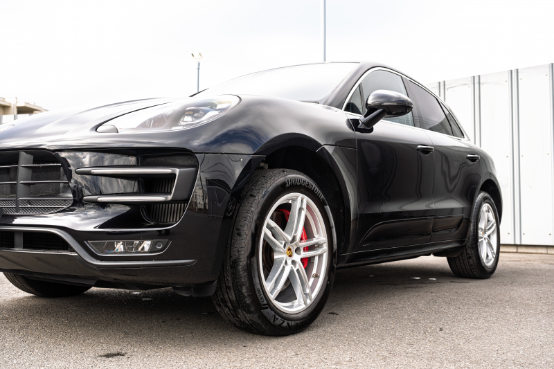 ポルシェ マカン ﾀｰﾎﾞ ｽﾎﾟｰﾂｸﾛﾉPKG　MY17 ﾌﾞﾗｯｸﾚｻﾞｰｼｰﾄ PCMﾅﾋﾞ LED/PDLS+ PASM ｴﾝﾄﾘｰﾄﾞﾗｲﾌﾞ BOSEｻｳﾝﾄﾞ ｸﾙｺﾝ ﾏｶﾝﾀｰﾎﾞ19ｲﾝﾁAW　2年保証